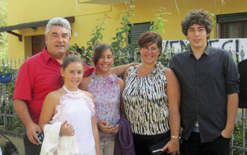 Paola Ghirello mit ihrer Familie vor der Operation
