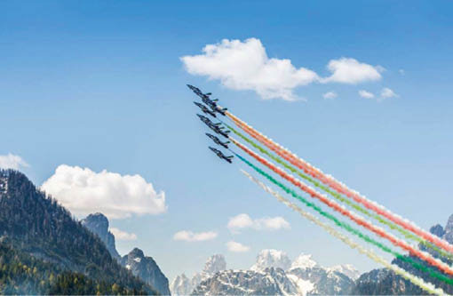Die Kondensspur in den Farben der italienischen Flagge