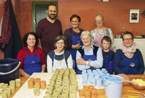 Contenti del loro lavoro - i partecipanti del corso di ceramica con il loro maestro, Robert Giovanazzi&#08233;