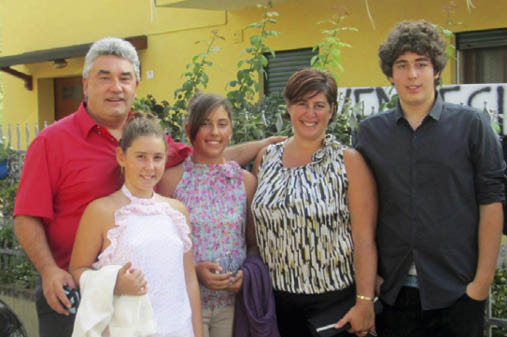 Paola Ghirello con la famiglia prima della malattia