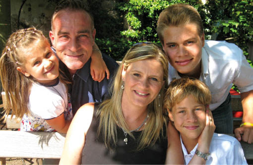Di nuovo una famiglia felice: Salvatore Pol&#00236; e Emanuela Imprescia con i loro figli Anna, Andrea e Alessandro