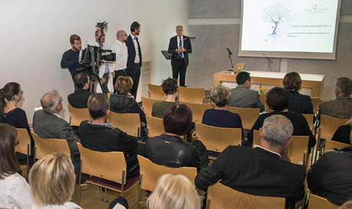 La presentazione del nuovo acceleratore lineare &#00232; stata occasione per uno sguardo sulla storia della radioterapia in Alto Adige. 