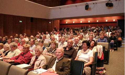 &#08232;Ein Blick in den vollbesetzten Saal des Waltherhauses