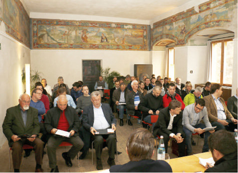 Ein Blick in den vollbesetzten Freskensaal auf der Haselburg