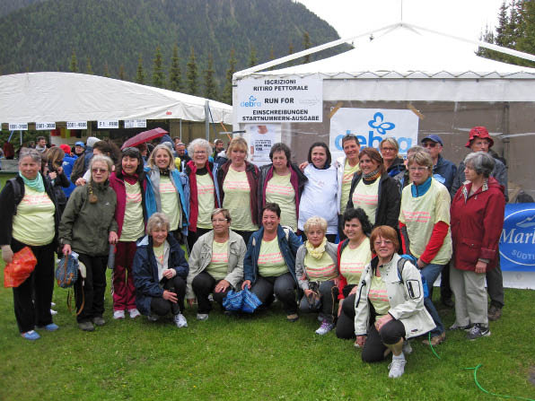 Trotz K&#00228;lte und schlechtem Wetter voll Elan: Die Frauen der Meraner Bewegungstherapie vor dem Start des 8,5 Kilometer-Marschs&#08233;