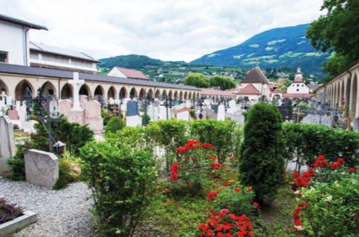 Friedhof Brixen mit dem Garten f&#00252;r das Verstreuen der Asche.