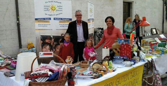 Flei&#00223;ige H&#00228;nde auf dem Flohmarkt in Brixen