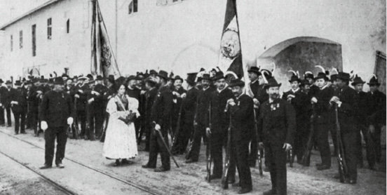 Standsch&#00252;tzen in Gries bei Bozen vor dem Abmarsch an die Dolomitenfront, 1915 - FOTO: wikimedia