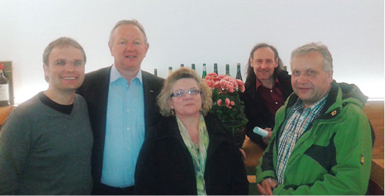 Vertreter der KVW Bezirksleitung Vinschgau: v.l. Josef Bernhart, HGV-Obmann Manfred Pinzger, Gertrud Telser, Emil Unterholzner und Heinrich Fliri