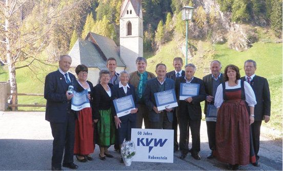 Der KVW Ortsausschuss mit Josef Gufler, dem Referenten Herbert Schatzer und den langj&#00228;hrigen Mitgliedern.