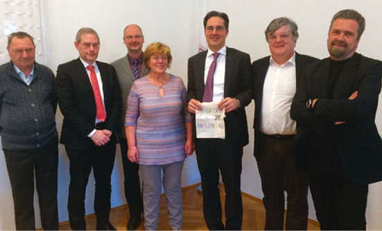 V.l. Josef Stricker, Werner Atz, Werner Steiner, Helga Mutschlechner, Arno Kompatscher, Herbert Schatzer und Olav Lutz. Foto: LPA