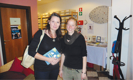 Monika Weissensteiner (r.), Freiwillige Helferin am Brenner und in Bozen mit Sara Mitterhofer (l.) von der KVW Jugend.