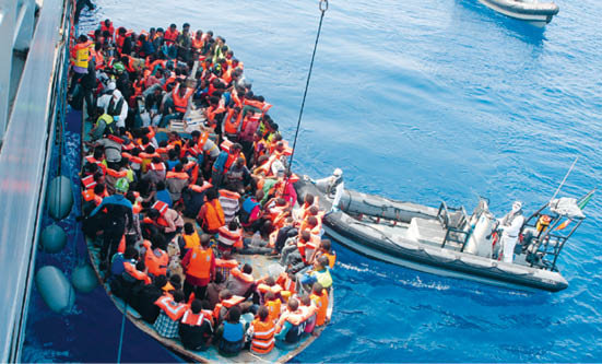 Rettung von Fl&#00252;chtlingen bei der Einwanderung &#00252;ber das Mittelmeer in die EU.