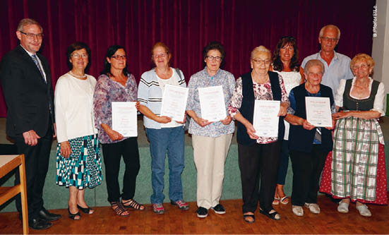 V.l.: Werner Atz, Maria Mayr Ku&#00223;tatscher, Christine Pamer, Monika Fauner, Maria Prugger, Maria Auer, Anneliese Weiss Angerer, Zita K&#00246;nigsrainer, Konrad Pfitscher, Paulina Santoni.