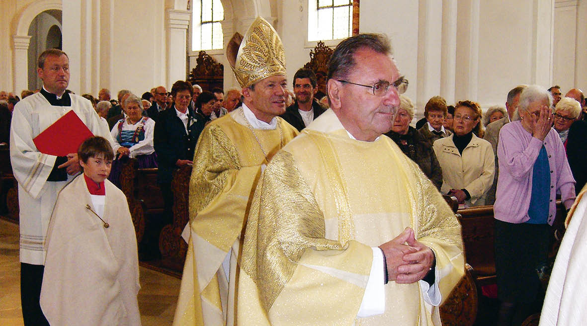 Bischof Karl Golser beim Einzug in die Basilika von Weingarten