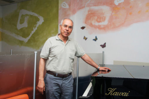 Il primario Claudio Graiff con il suo pianoforte