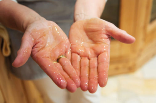 Le mani bagnate di miele