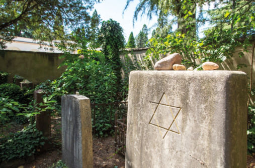 Chi visita la tomba deposita un sassolini: il cimitero ebraico di Bolzano